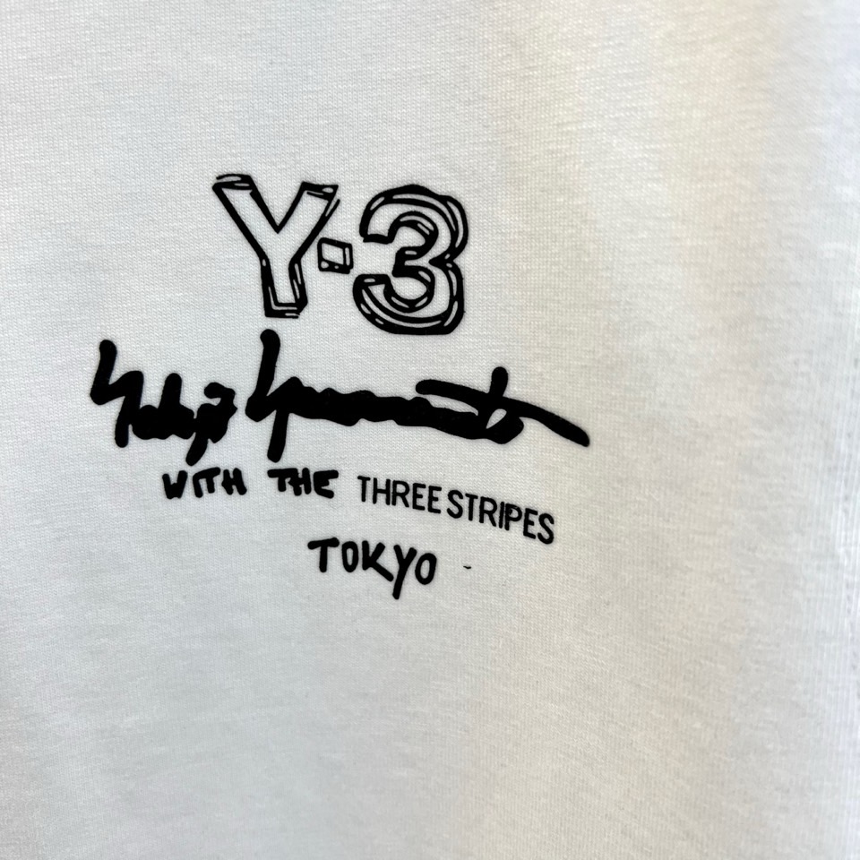 Y-3 山本耀司、2026春夏新品无袖T恤，以极简主义美学重塑运动休闲穿搭。纯色搭配左胸处标志性的Y-3