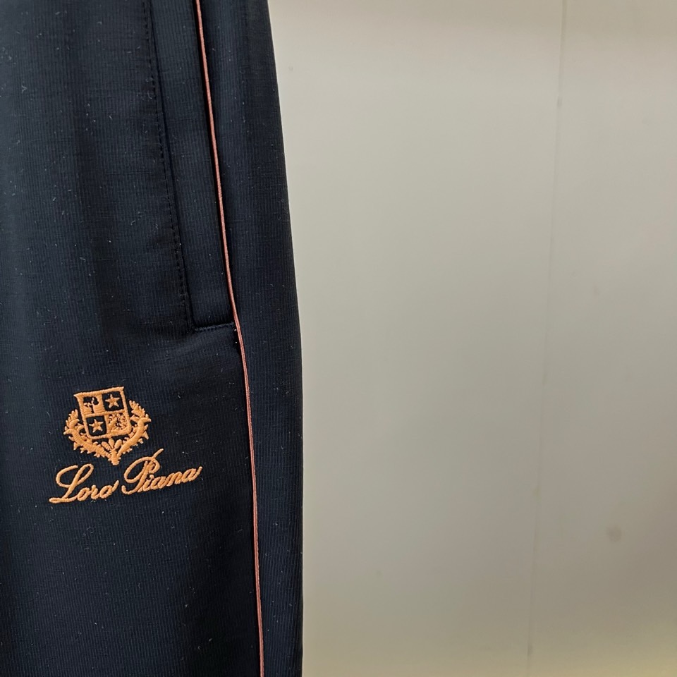 Loro Piana诺悠翩雅、2026春夏新品休闲裤，以简约廓形诠释轻运动风尚。色调柔和高级，侧边细条纹