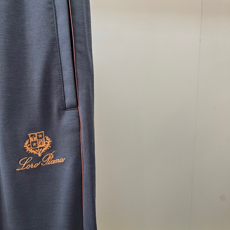 Loro Piana诺悠翩雅、2026春夏新品休闲裤，以简约廓形诠释轻运动风尚。色调柔和高级，侧边细条纹