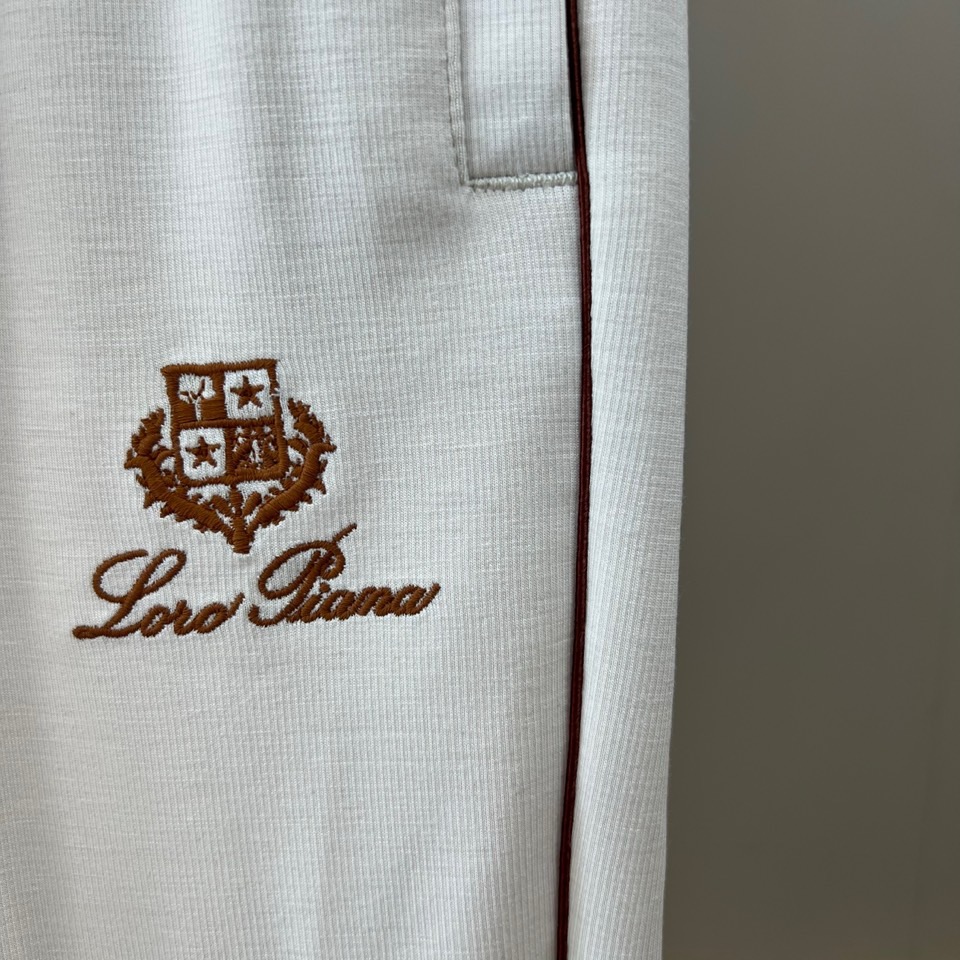 Loro Piana诺悠翩雅、2026春夏新品休闲裤，以简约廓形诠释轻运动风尚。色调柔和高级，侧边细条纹