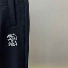 Brunello Cucinelli-BC、2026春夏新品休闲裤,以简约廓形诠释当代轻奢运动风。裤身采 Brunello Cucinelli-BC、2026春夏新品休闲裤,以简约廓形诠释当代轻奢运动风。裤身采