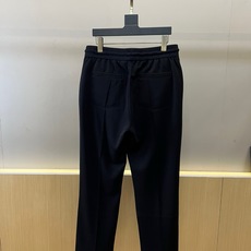 Brunello Cucinelli-BC、2026春夏新品休闲裤,以简约廓形诠释当代轻奢运动风。裤身采 Brunello Cucinelli-BC、2026春夏新品休闲裤,以简约廓形诠释当代轻奢运动风。裤身采