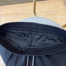 Brunello Cucinelli-BC、2026春夏新品休闲裤,以简约廓形诠释当代轻奢运动风。裤身采 Brunello Cucinelli-BC、2026春夏新品休闲裤,以简约廓形诠释当代轻奢运动风。裤身采