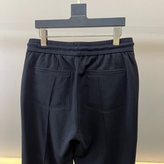 Brunello Cucinelli-BC、2026春夏新品休闲裤,以简约廓形诠释当代轻奢运动风。裤身采 Brunello Cucinelli-BC、2026春夏新品休闲裤,以简约廓形诠释当代轻奢运动风。裤身采