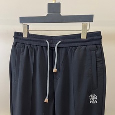 Brunello Cucinelli-BC、2026春夏新品休闲裤,以简约廓形诠释当代轻奢运动风。裤身采 Brunello Cucinelli-BC、2026春夏新品休闲裤,以简约廓形诠释当代轻奢运动风。裤身采