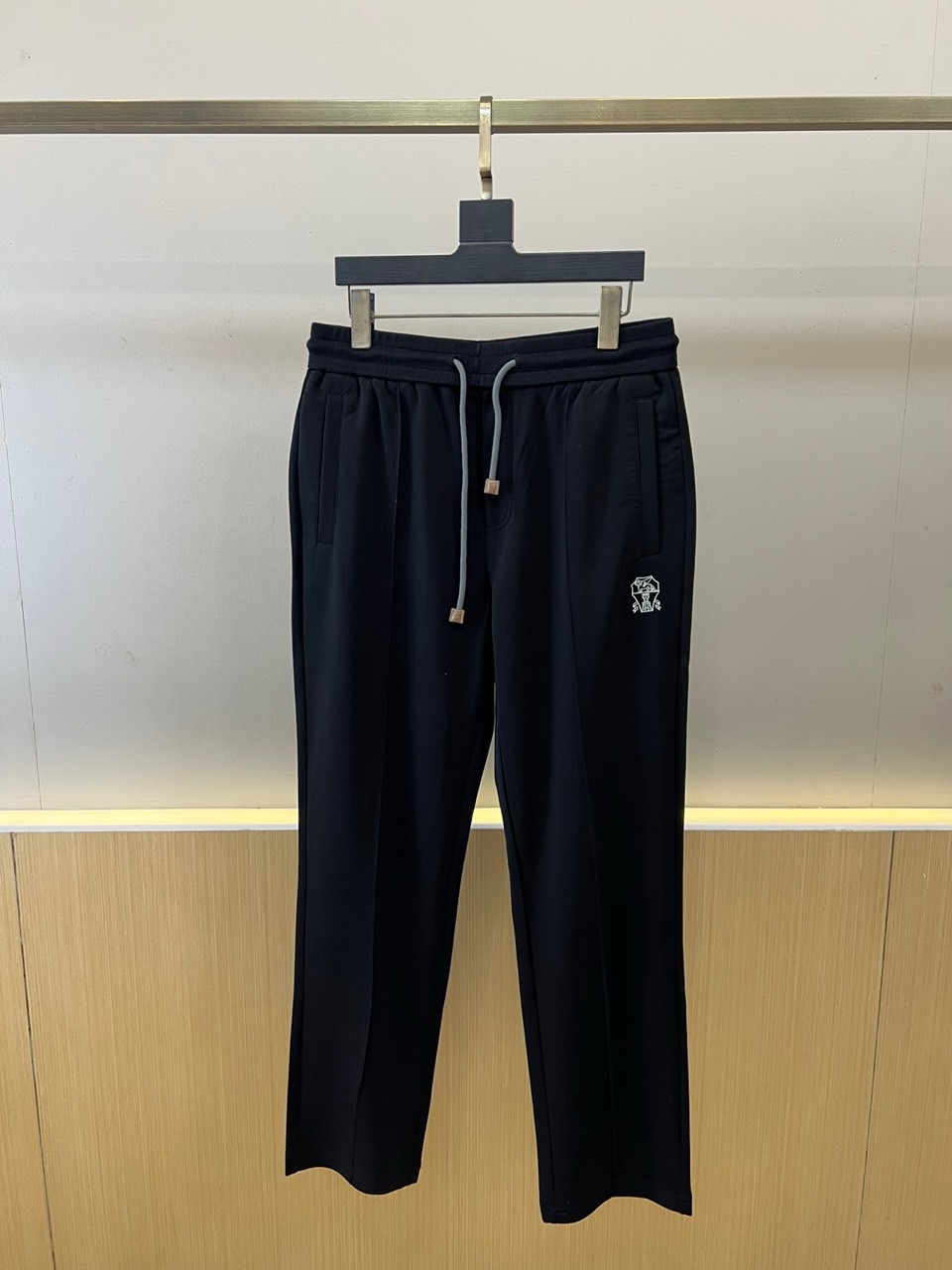 Brunello Cucinelli-BC、2026春夏新品休闲裤，以简约廓形诠释当代轻奢运动风。裤身采