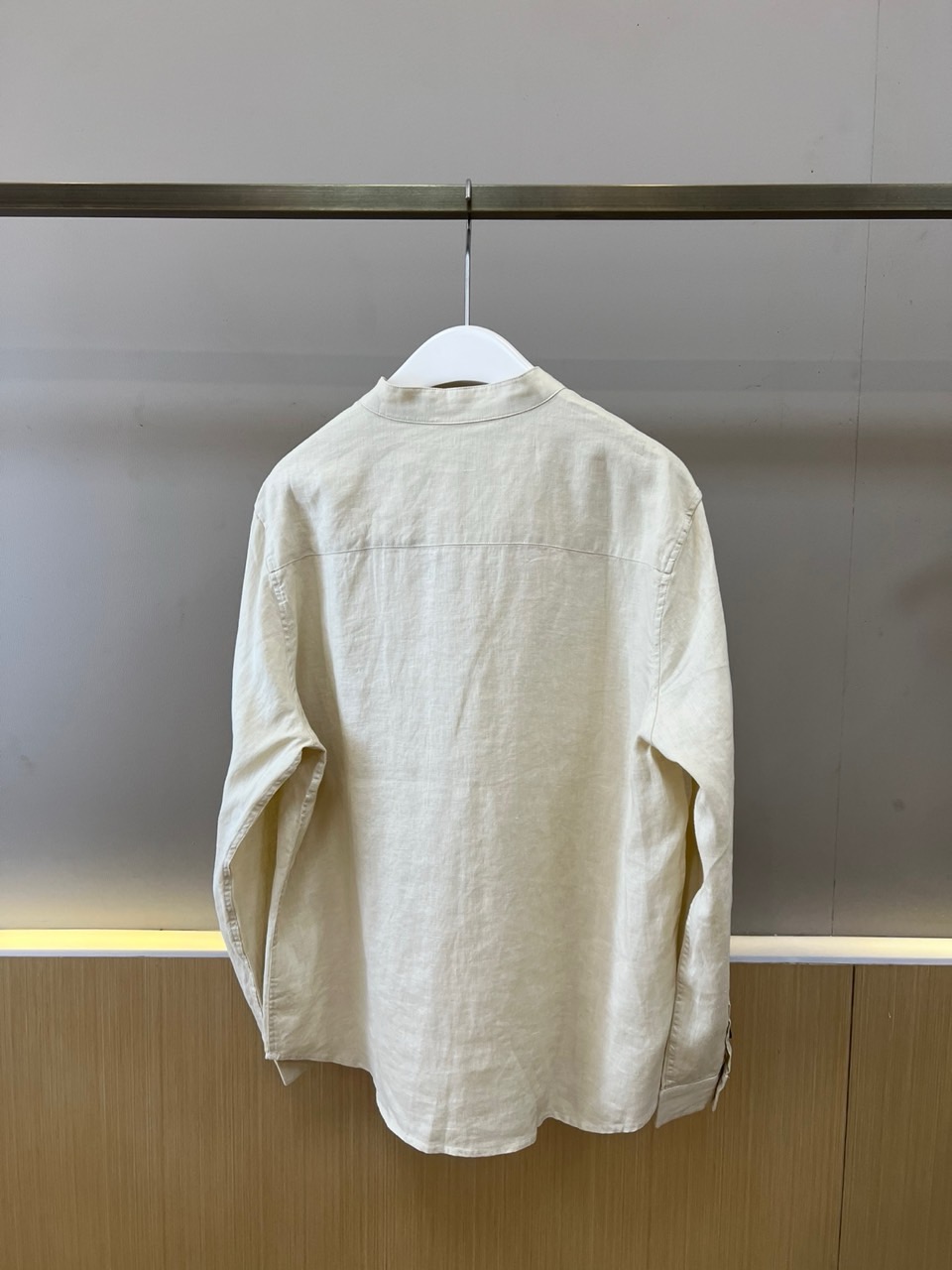 Loro Piana诺悠翩雅、2026春夏新品男士立领衬衫，以100%天然亚麻倾心打造，将东方美学与现代