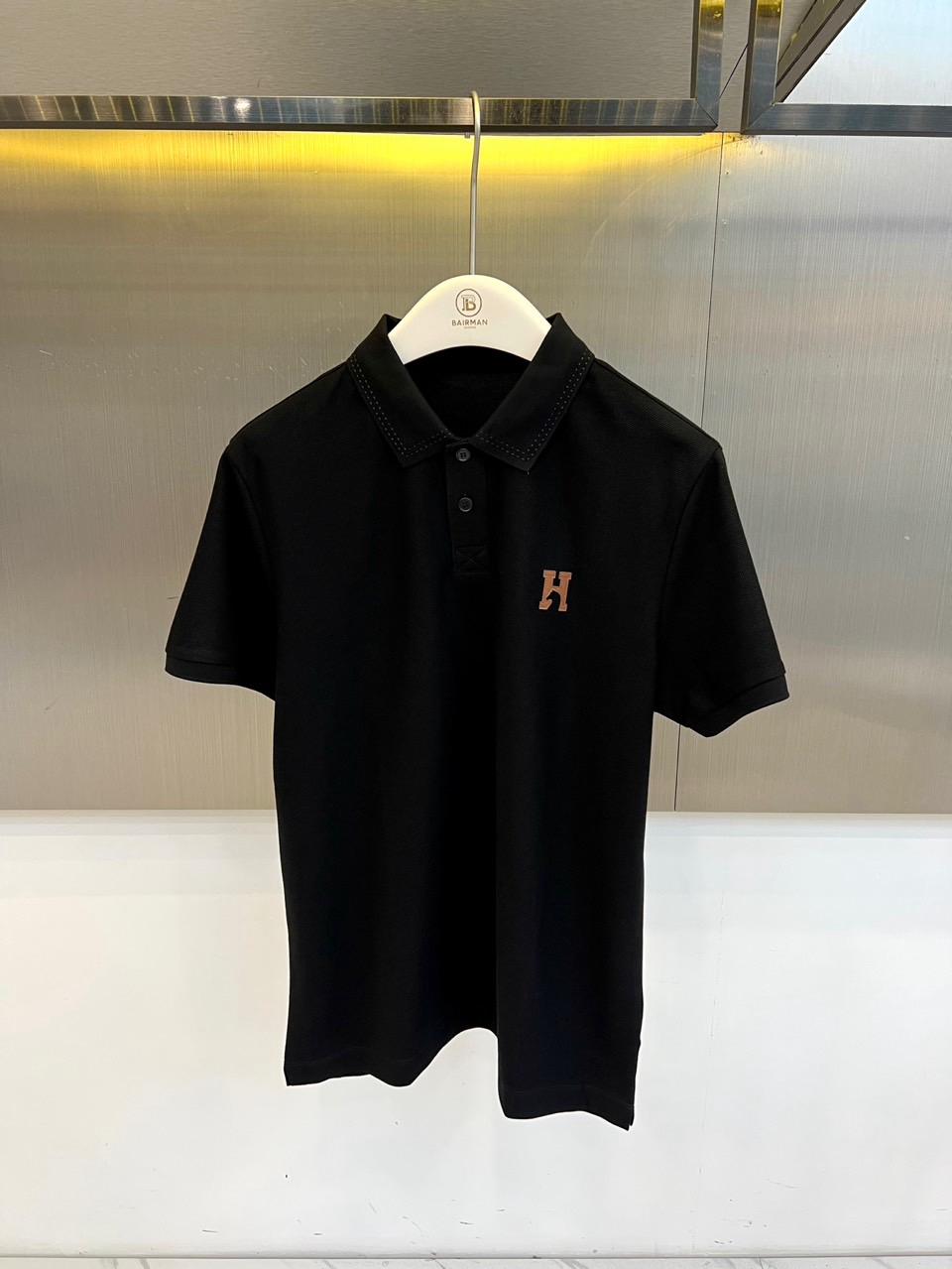 H爱马仕、2026春夏新品短袖Polo衫，以都市轻奢格调重塑经典，甄选高支丝光棉面料，双面珠地织法赋予衣