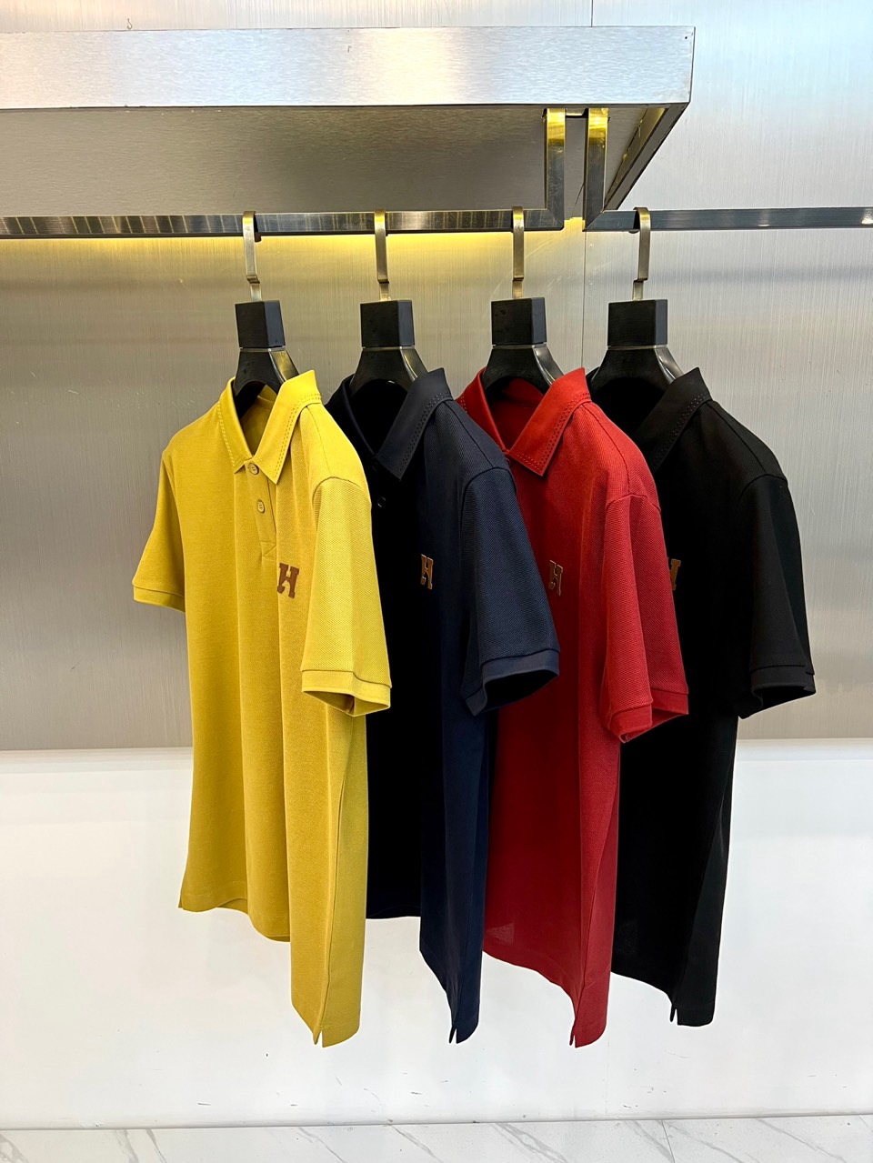 H爱马仕、2026春夏新品短袖Polo衫，以都市轻奢格调重塑经典，甄选高支丝光棉面料，双面珠地织法赋予衣