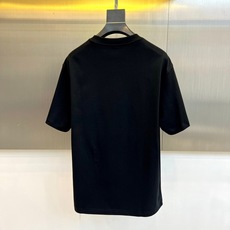 DG杜嘉班纳、2026春夏新品T恤,以100%纯棉打造,亲肤透气适配季节。经典圆领剪裁包容肩线,简约版型 DG杜嘉班纳、2026春夏新品T恤,以100%纯棉打造,亲肤透气适配季节。经典圆领剪裁包容肩线,简约版型