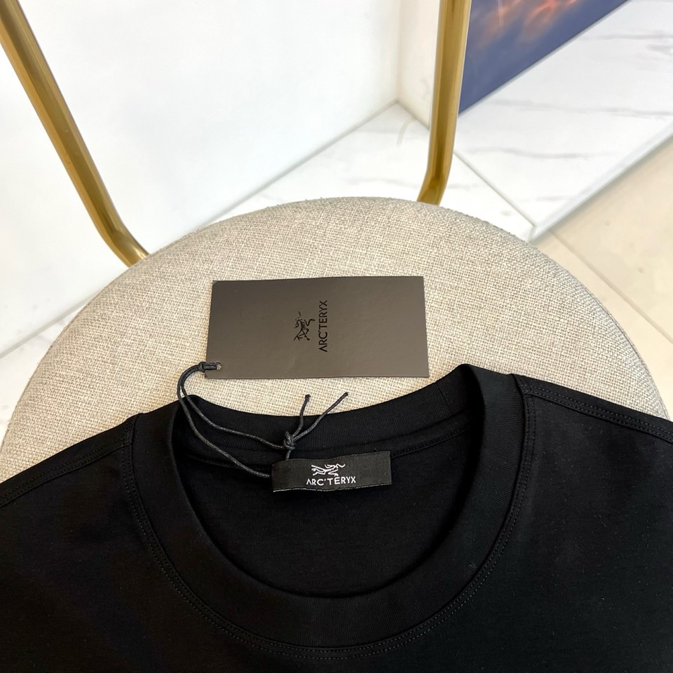 Arcteryx 始祖鸟、2026春夏新品圆领短袖T恤，以利落剪裁与精致工艺演绎当代都市休闲美学。经典纯