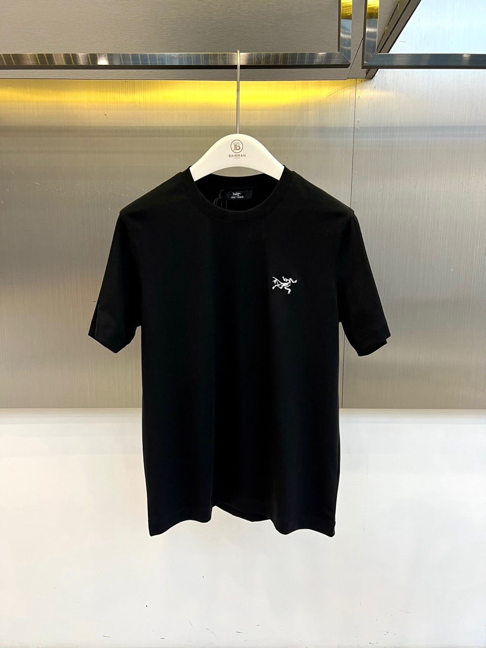 Arcteryx 始祖鸟、2026春夏新品圆领短袖T恤，以利落剪裁与精致工艺演绎当代都市休闲美学。经典纯