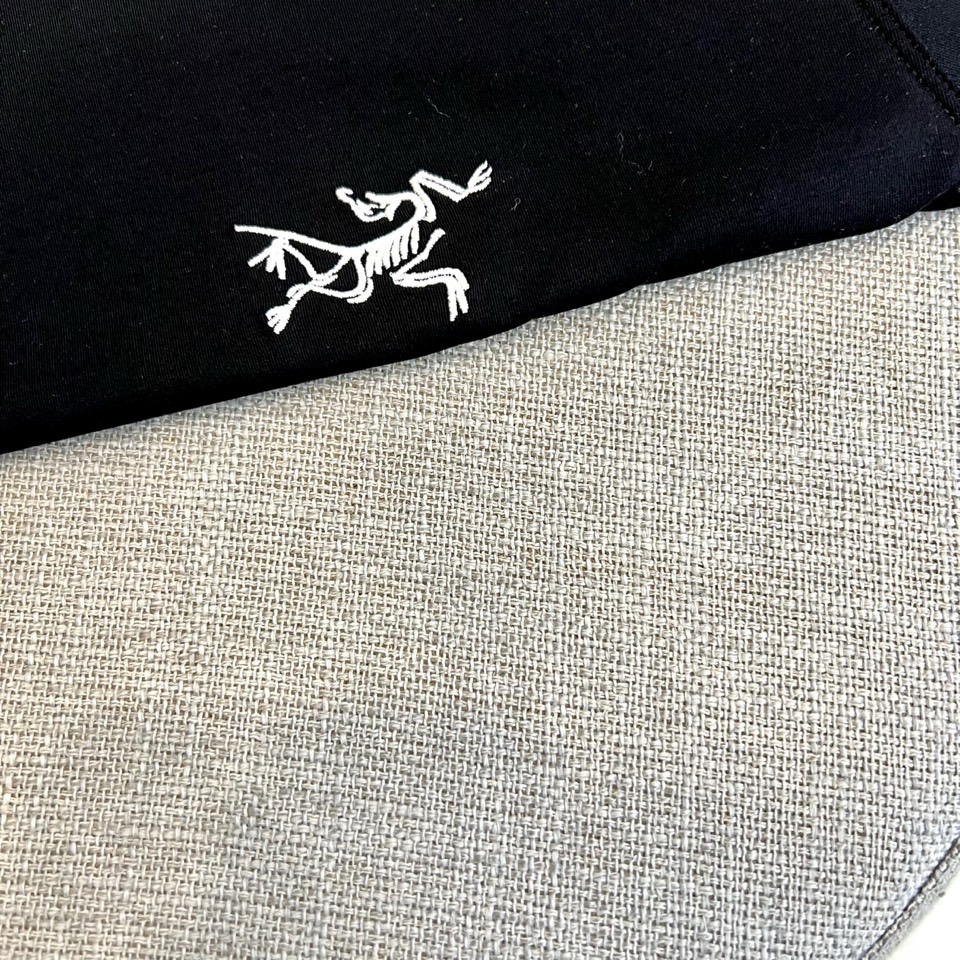 Arcteryx 始祖鸟、2026春夏新品圆领短袖T恤，以利落剪裁与精致工艺演绎当代都市休闲美学。经典纯