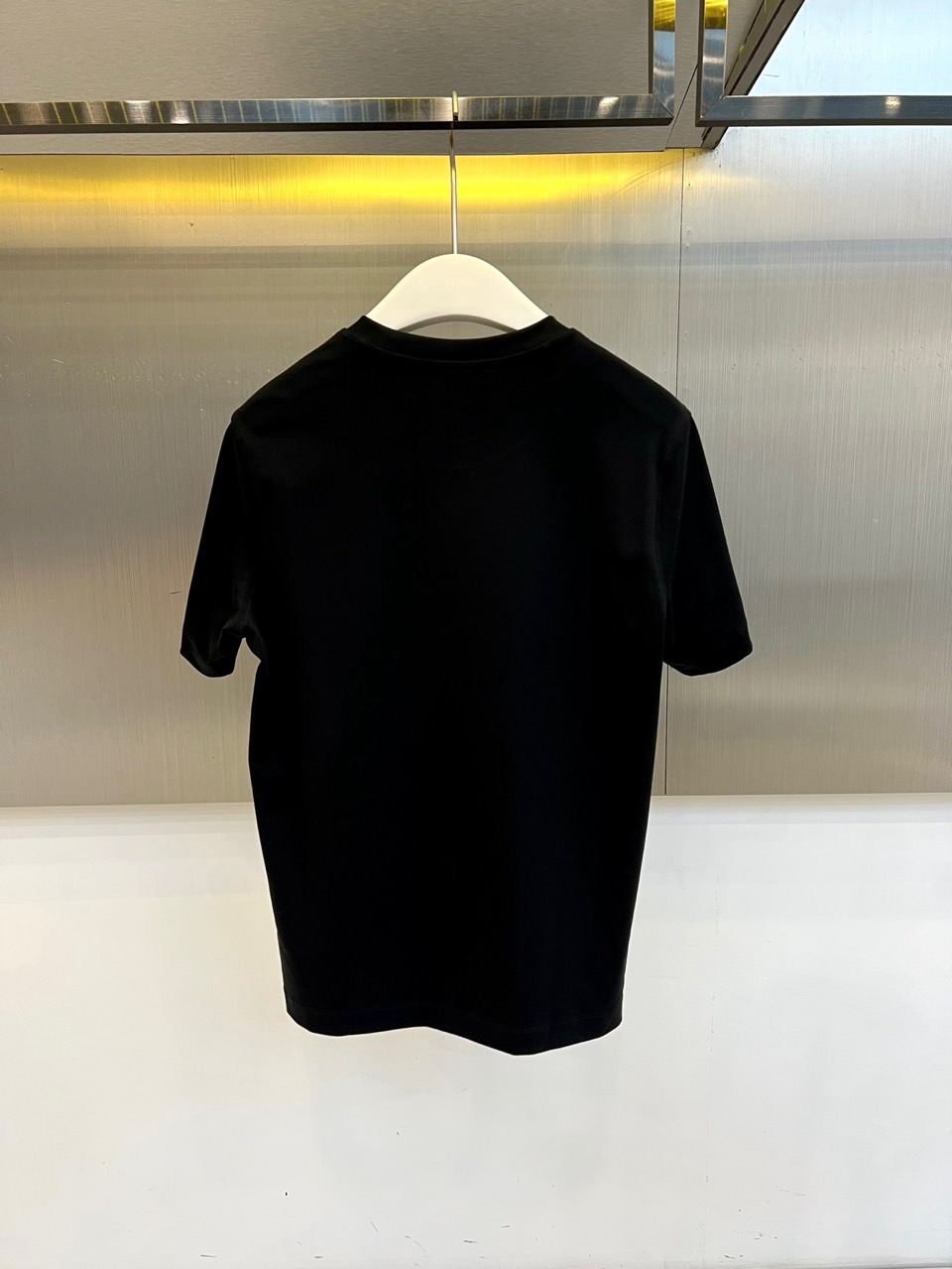 Arcteryx 始祖鸟、2026春夏新品圆领短袖T恤，以利落剪裁与精致工艺演绎当代都市休闲美学。经典纯