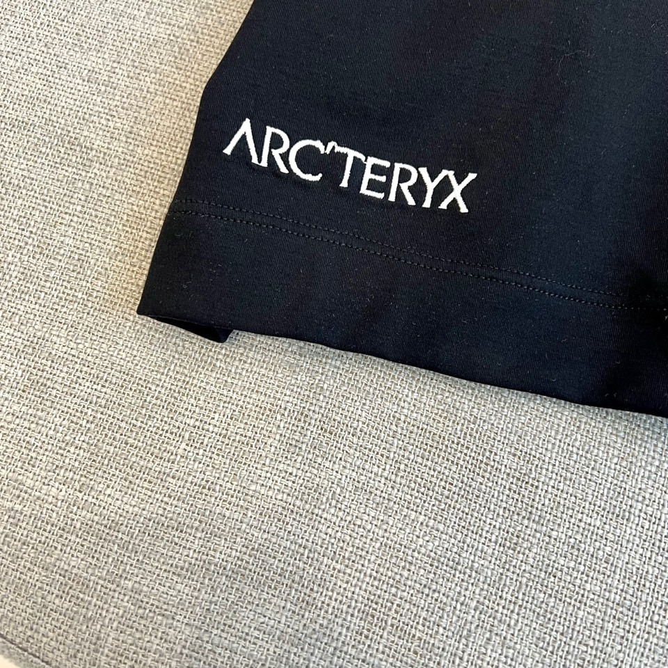 Arcteryx 始祖鸟、2026春夏新品圆领短袖T恤，以利落剪裁与精致工艺演绎当代都市休闲美学。经典纯
