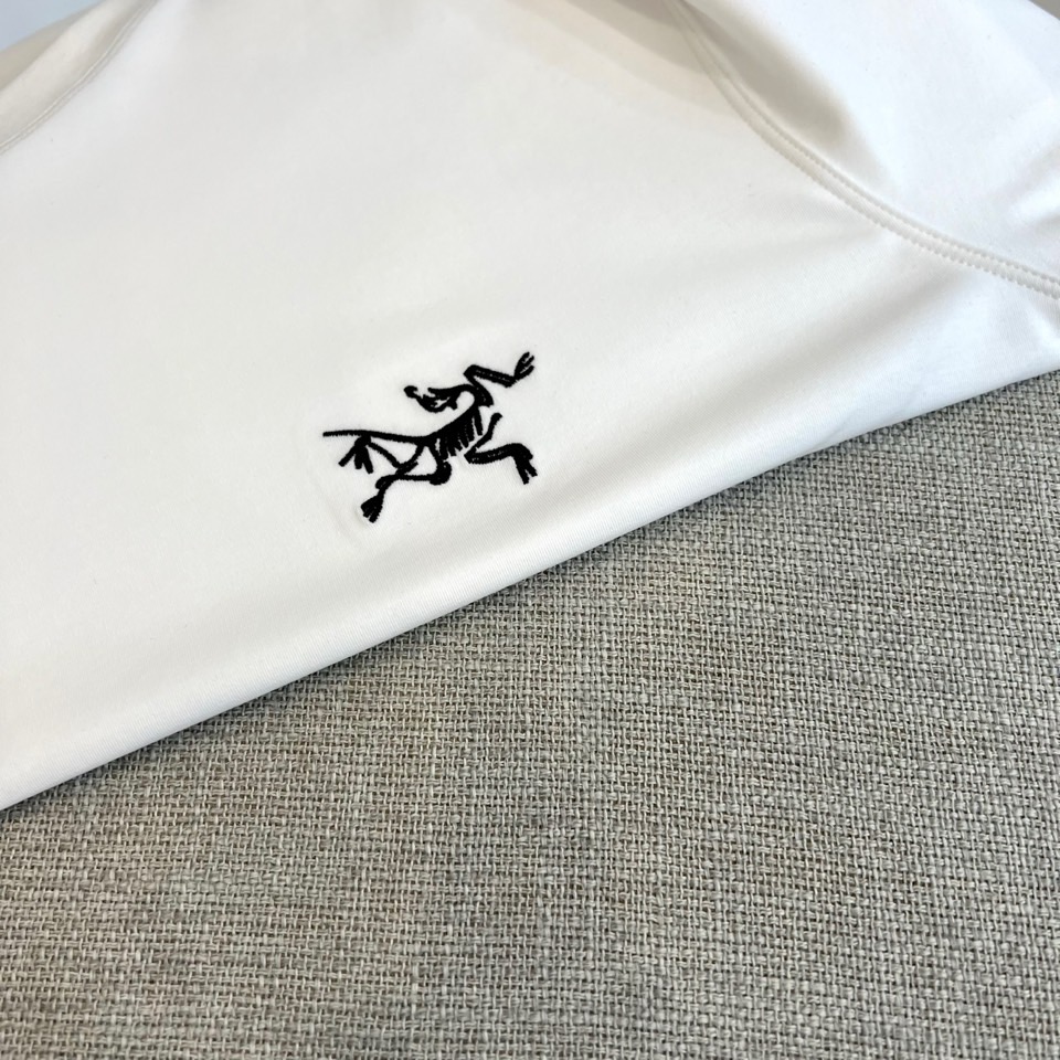 Arcteryx 始祖鸟、2026春夏新品圆领短袖T恤，以利落剪裁与精致工艺演绎当代都市休闲美学。经典纯