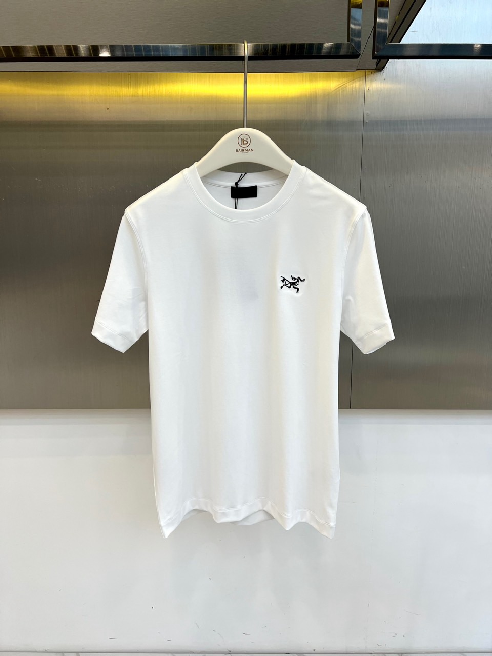 Arcteryx 始祖鸟、2026春夏新品圆领短袖T恤，以利落剪裁与精致工艺演绎当代都市休闲美学。经典纯