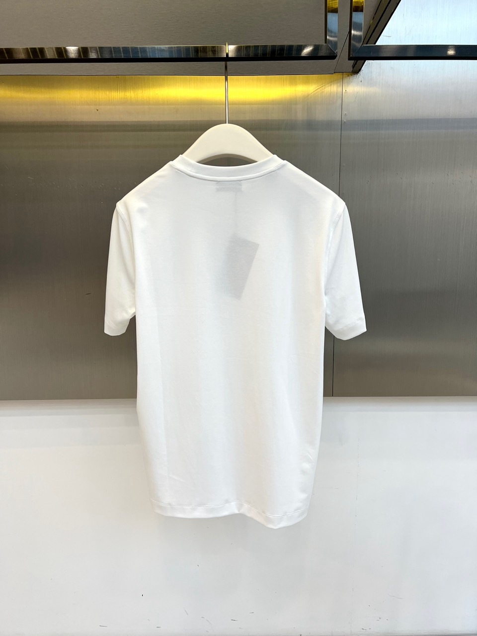 Arcteryx 始祖鸟、2026春夏新品圆领短袖T恤，以利落剪裁与精致工艺演绎当代都市休闲美学。经典纯