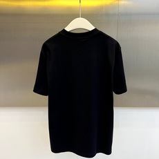 Dio迪奥、2026春夏新品短袖T恤,以简约廓形重塑经典日常,采用优质棉质面料打造舒适亲肤体验,宽松剪裁 Dio迪奥、2026春夏新品短袖T恤,以简约廓形重塑经典日常,采用优质棉质面料打造舒适亲肤体验,宽松剪裁