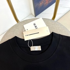 Dio迪奥、2026春夏新品短袖T恤,以简约廓形重塑经典日常,采用优质棉质面料打造舒适亲肤体验,宽松剪裁 Dio迪奥、2026春夏新品短袖T恤,以简约廓形重塑经典日常,采用优质棉质面料打造舒适亲肤体验,宽松剪裁