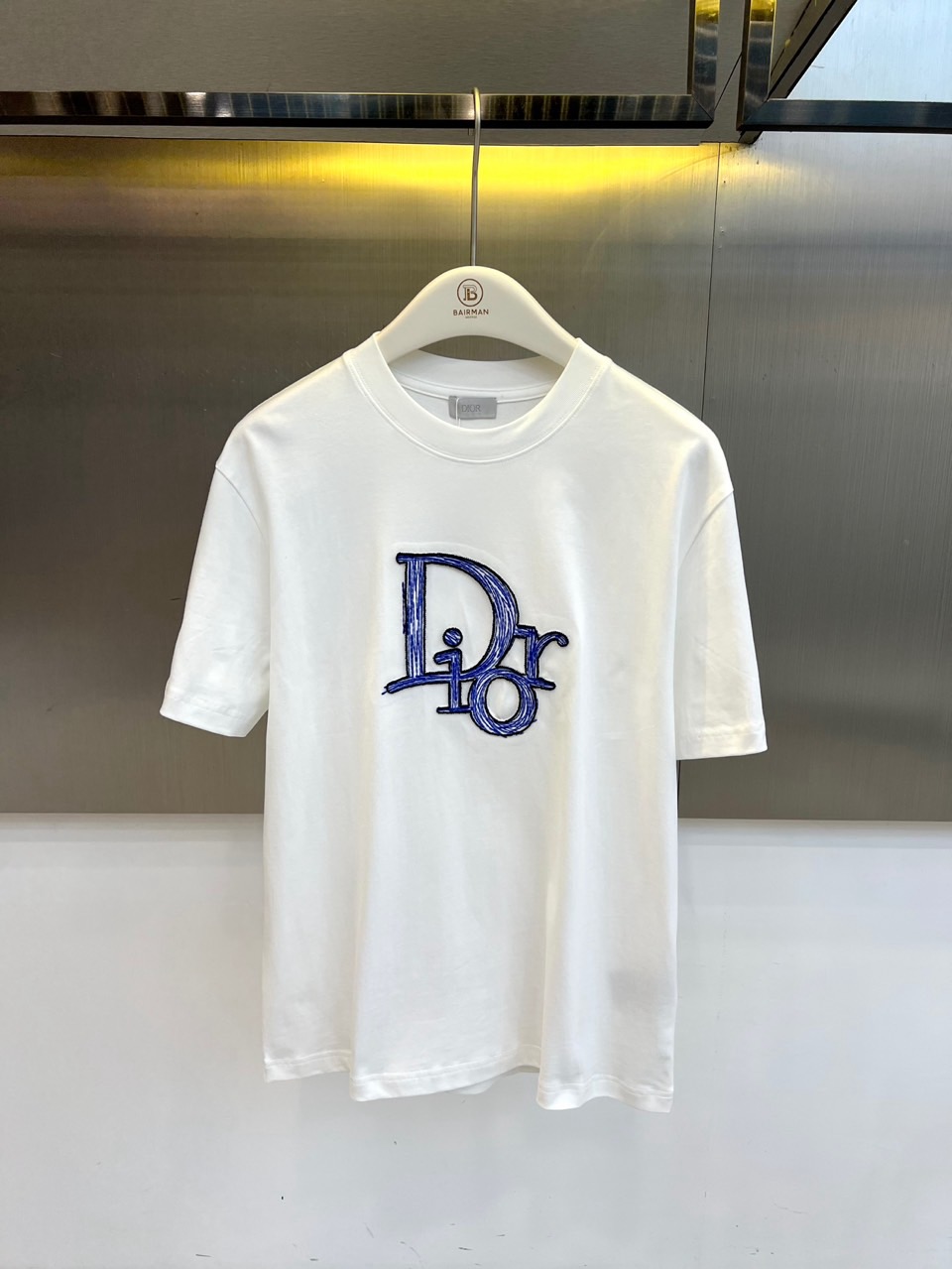 Dio迪奥、2026春夏新品短袖T恤，以简约廓形重塑经典日常，采用优质棉质面料打造舒适亲肤体验，宽松剪裁