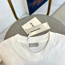 Dio迪奥、2026春夏新品短袖T恤,以简约廓形重塑经典日常,采用优质棉质面料打造舒适亲肤体验,宽松剪裁 Dio迪奥、2026春夏新品短袖T恤,以简约廓形重塑经典日常,采用优质棉质面料打造舒适亲肤体验,宽松剪裁