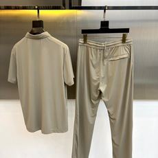 一套.H爱马仕、2026春夏男士休闲套装全新登场,以极简高级感重塑日常穿搭美学。色调柔和雅致,兼具低调质 一套.H爱马仕、2026春夏男士休闲套装全新登场,以极简高级感重塑日常穿搭美学。色调柔和雅致,兼具低调质