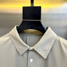 一套.H爱马仕、2026春夏男士休闲套装全新登场,以极简高级感重塑日常穿搭美学。色调柔和雅致,兼具低调质 一套.H爱马仕、2026春夏男士休闲套装全新登场,以极简高级感重塑日常穿搭美学。色调柔和雅致,兼具低调质