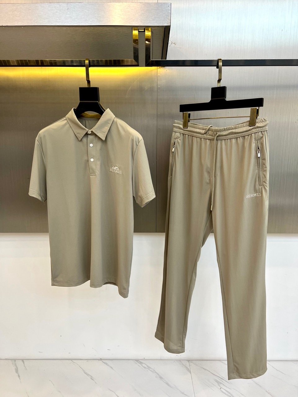 一套.H爱马仕、2026春夏男士休闲套装全新登场，以极简高级感重塑日常穿搭美学。色调柔和雅致，兼具低调质