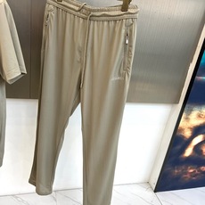 一套.H爱马仕、2026春夏男士休闲套装全新登场,以极简高级感重塑日常穿搭美学。色调柔和雅致,兼具低调质 一套.H爱马仕、2026春夏男士休闲套装全新登场,以极简高级感重塑日常穿搭美学。色调柔和雅致,兼具低调质