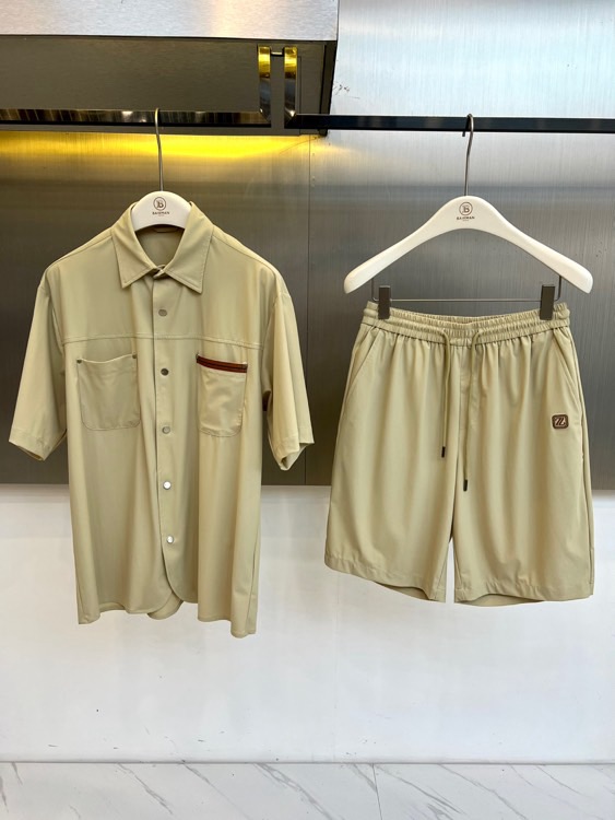 一套.Zegna杰尼亚、2026春夏新品男士轻奢休闲套装，以利落剪裁与极简美学重构日常穿搭。上衣为短袖衬