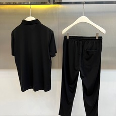 Zegna杰尼亚、2026春夏都市轻奢运动套装,以极简纯色为底色,注入活力线条,打造当代男士衣橱必备的实 Zegna杰尼亚、2026春夏都市轻奢运动套装,以极简纯色为底色,注入活力线条,打造当代男士衣橱必备的实