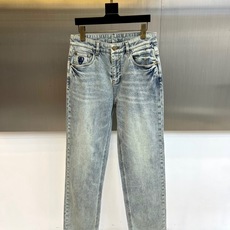Bur巴宝莉、2026春夏新品牛仔裤,以复古做旧重塑潮流基因,牛仔布自带岁月沉淀的松弛感,后袋艺术感印花 Bur巴宝莉、2026春夏新品牛仔裤,以复古做旧重塑潮流基因,牛仔布自带岁月沉淀的松弛感,后袋艺术感印花