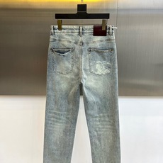 Bur巴宝莉、2026春夏新品牛仔裤,以复古做旧重塑潮流基因,牛仔布自带岁月沉淀的松弛感,后袋艺术感印花 Bur巴宝莉、2026春夏新品牛仔裤,以复古做旧重塑潮流基因,牛仔布自带岁月沉淀的松弛感,后袋艺术感印花