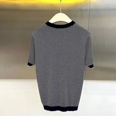 Maussimo Dutti、2026春夏新品圆领短袖针织衫,以精致细密的格纹图案诠释简约美学。经典圆领 Maussimo Dutti、2026春夏新品圆领短袖针织衫,以精致细密的格纹图案诠释简约美学。经典圆领