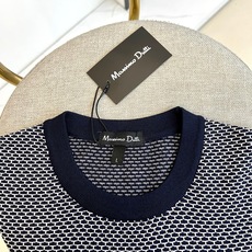Maussimo Dutti、2026春夏新品圆领短袖针织衫,以精致细密的格纹图案诠释简约美学。经典圆领 Maussimo Dutti、2026春夏新品圆领短袖针织衫,以精致细密的格纹图案诠释简约美学。经典圆领