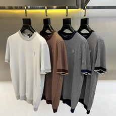 Maussimo Dutti、2026春夏新品圆领短袖针织衫,以精致细密的格纹图案诠释简约美学。经典圆领 Maussimo Dutti、2026春夏新品圆领短袖针织衫,以精致细密的格纹图案诠释简约美学。经典圆领