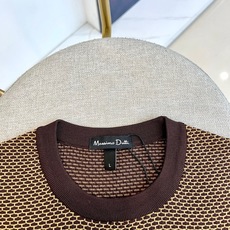 Maussimo Dutti、2026春夏新品圆领短袖针织衫,以精致细密的格纹图案诠释简约美学。经典圆领 Maussimo Dutti、2026春夏新品圆领短袖针织衫,以精致细密的格纹图案诠释简约美学。经典圆领