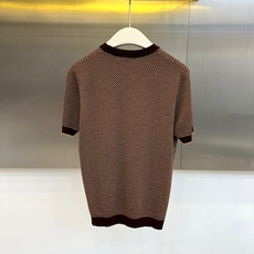 Maussimo Dutti、2026春夏新品圆领短袖针织衫,以精致细密的格纹图案诠释简约美学。经典圆领 Maussimo Dutti、2026春夏新品圆领短袖针织衫,以精致细密的格纹图案诠释简约美学。经典圆领