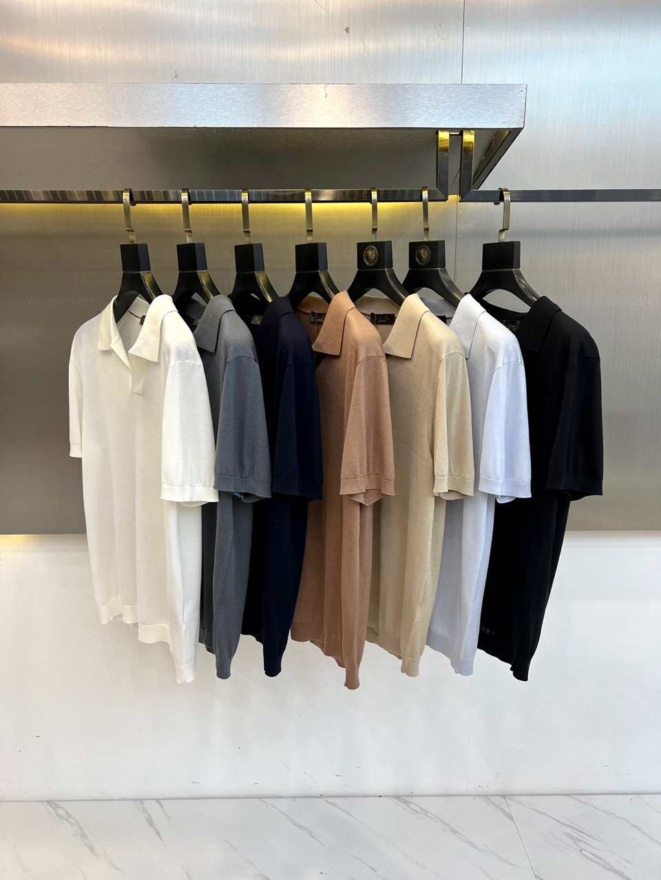 Loro Piana诺悠翩雅、2026春夏新品短袖Polo衫，以利落翻领设计邂逅精致V型开襟，打破传统P