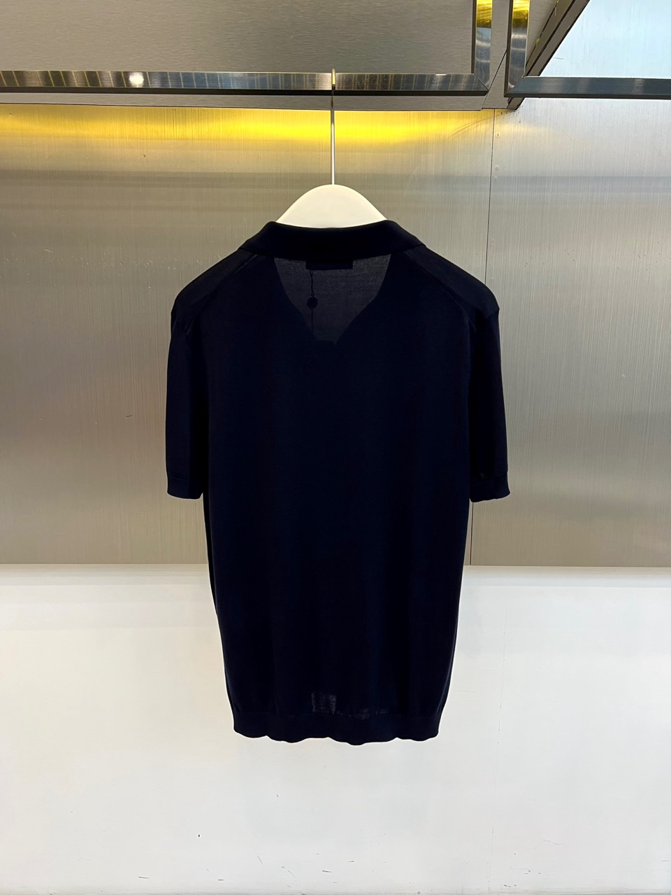 Loro Piana诺悠翩雅、2026春夏新品短袖Polo衫，以利落翻领设计邂逅精致V型开襟，打破传统P