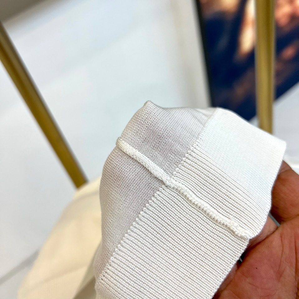 Loro Piana诺悠翩雅、2026春夏新品短袖Polo衫，以利落翻领设计邂逅精致V型开襟，打破传统P