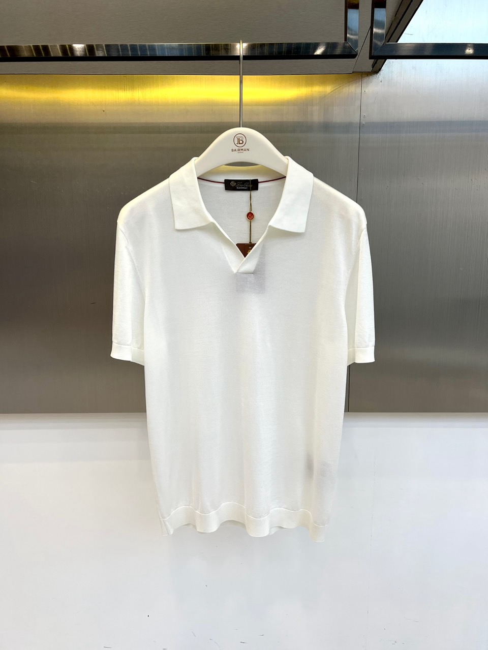 Loro Piana诺悠翩雅、2026春夏新品短袖Polo衫，以利落翻领设计邂逅精致V型开襟，打破传统P