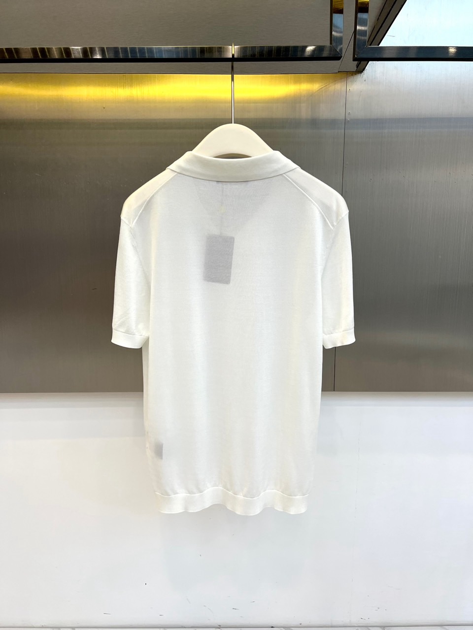 Loro Piana诺悠翩雅、2026春夏新品短袖Polo衫，以利落翻领设计邂逅精致V型开襟，打破传统P