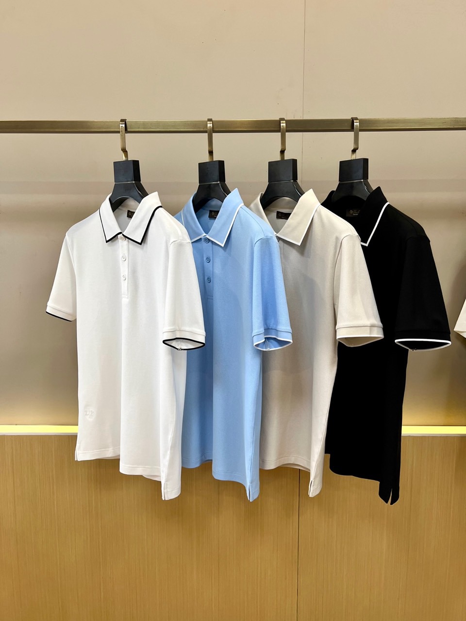 Loro Piana诺悠翩雅、2026春夏新品男士短袖Polo衫，以纯色为主调，诠释简约而不简单的穿搭美