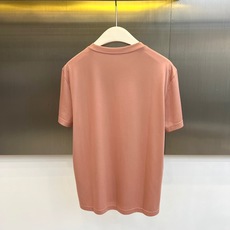 Bur巴宝莉、2026春夏新品短袖T恤,以纯色为基底,简约圆领搭配利落短袖,勾勒清爽轮廓。正面立体骑士图 Bur巴宝莉、2026春夏新品短袖T恤,以纯色为基底,简约圆领搭配利落短袖,勾勒清爽轮廓。正面立体骑士图