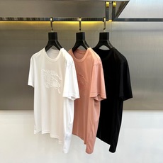 Bur巴宝莉、2026春夏新品短袖T恤,以纯色为基底,简约圆领搭配利落短袖,勾勒清爽轮廓。正面立体骑士图 Bur巴宝莉、2026春夏新品短袖T恤,以纯色为基底,简约圆领搭配利落短袖,勾勒清爽轮廓。正面立体骑士图