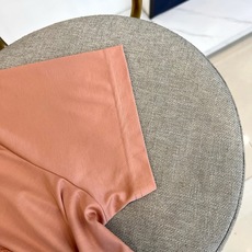 Bur巴宝莉、2026春夏新品短袖T恤,以纯色为基底,简约圆领搭配利落短袖,勾勒清爽轮廓。正面立体骑士图 Bur巴宝莉、2026春夏新品短袖T恤,以纯色为基底,简约圆领搭配利落短袖,勾勒清爽轮廓。正面立体骑士图