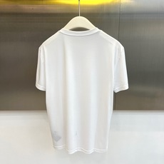 Bur巴宝莉、2026春夏新品短袖T恤,以纯色为基底,简约圆领搭配利落短袖,勾勒清爽轮廓。正面立体骑士图 Bur巴宝莉、2026春夏新品短袖T恤,以纯色为基底,简约圆领搭配利落短袖,勾勒清爽轮廓。正面立体骑士图