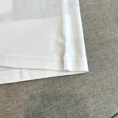 Bur巴宝莉、2026春夏新品短袖T恤,以纯色为基底,简约圆领搭配利落短袖,勾勒清爽轮廓。正面立体骑士图 Bur巴宝莉、2026春夏新品短袖T恤,以纯色为基底,简约圆领搭配利落短袖,勾勒清爽轮廓。正面立体骑士图